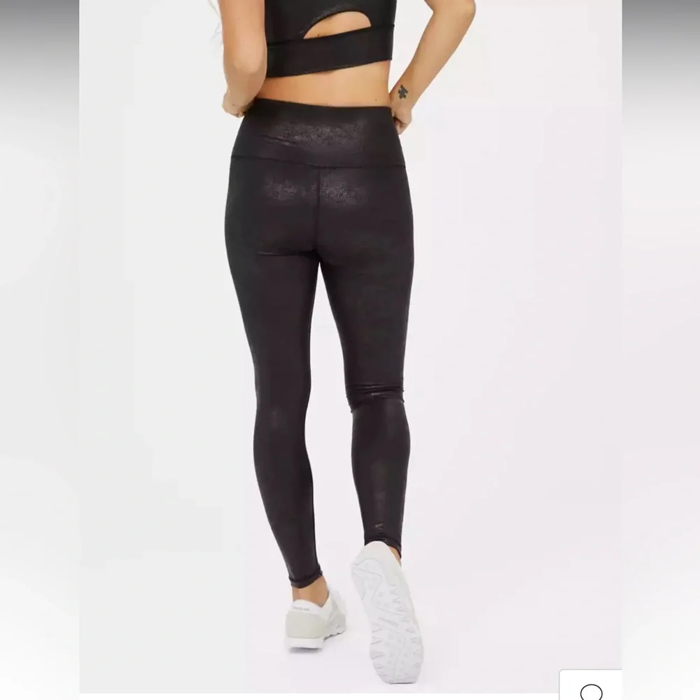Offline by Aerie the higher high waisted crackle leggings size small